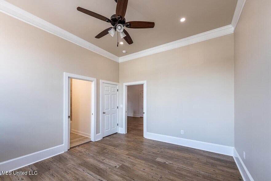 More Photos Of 433 Main St, Natchez Freestanding For Sale