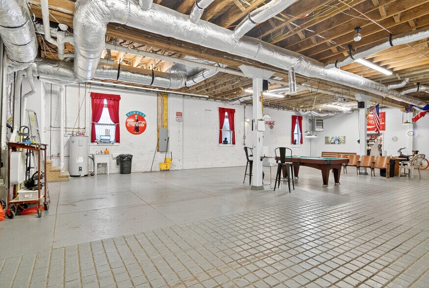 More Photos Of 109 7th Ave E, Springfield Flex For Sale