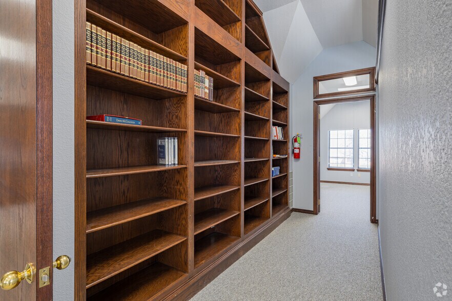 More Photos Of 1900 E 15th St, Edmond Office For Lease