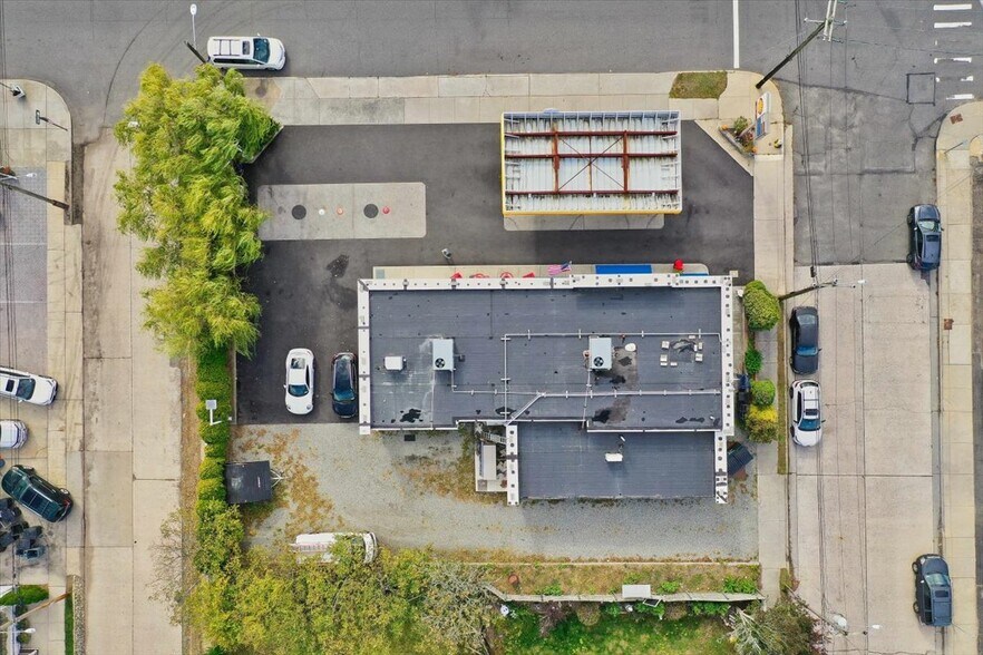 More Photos Of 12 Lido Blvd, Point Lookout Service Station For Sale