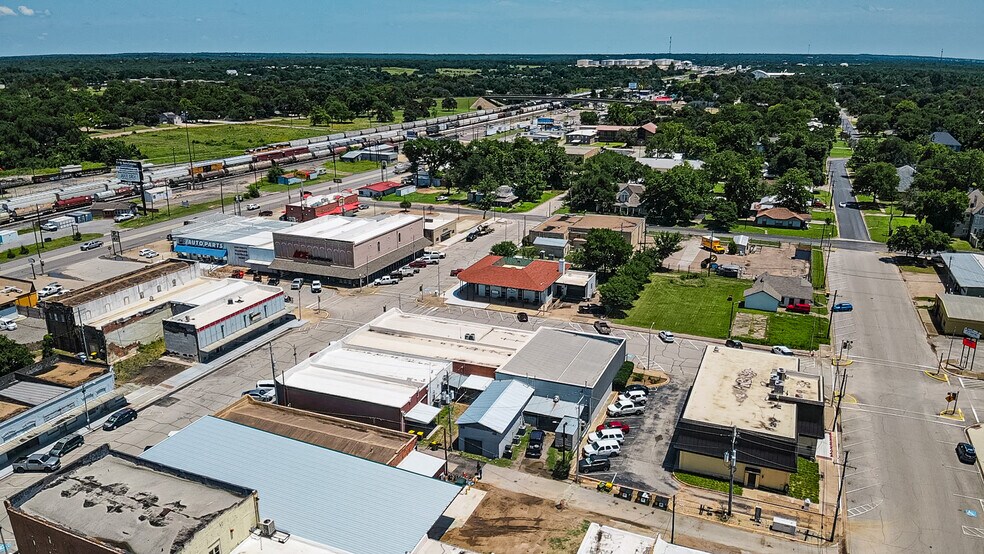 More Photos Of 302 S Magnolia St, Hearne Restaurant For Sale