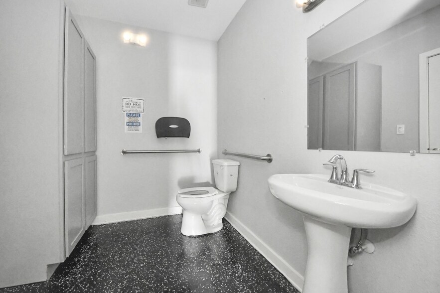 More Photos Of 8346 Howard Dr, Houston Office For Sale