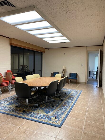 More Photos Of 9400 Village Green Dr, Shreveport Office For Lease