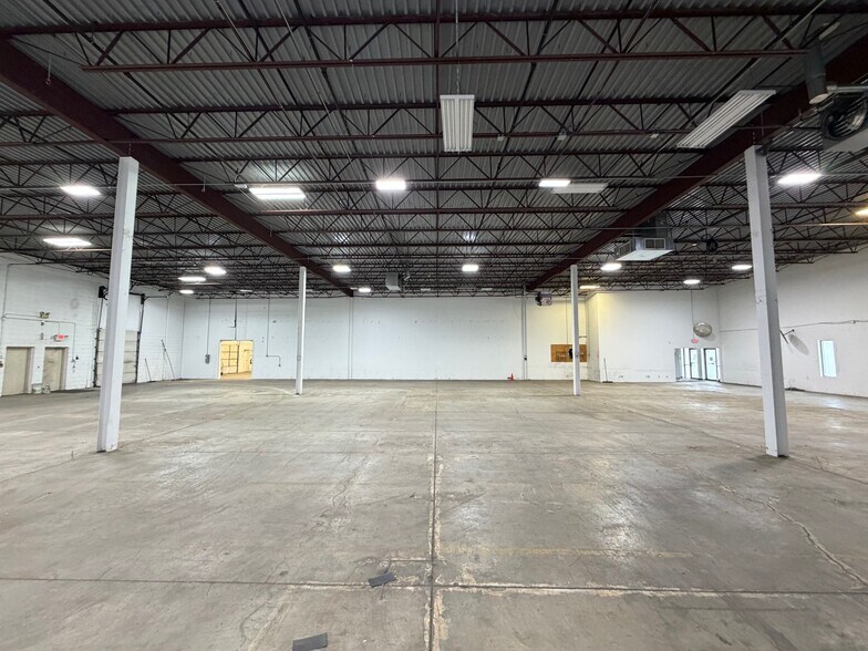 More Photos Of 7071-7093 Shady Oak Rd, Eden Prairie Showroom For Lease