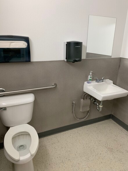 More Photos Of 1376 Walter St, Ventura Light Manufacturing For Lease