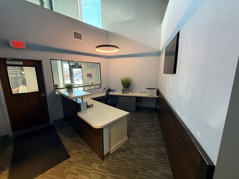 More Photos Of 801 NW Commerce Dr, Lee's Summit Flex For Sale