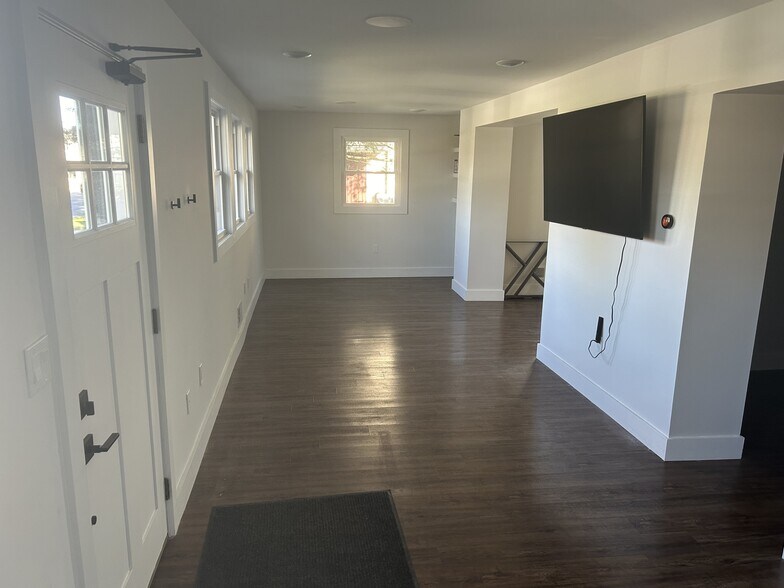 More Photos Of 721 N Wood Ave, Linden Office Residential For Lease