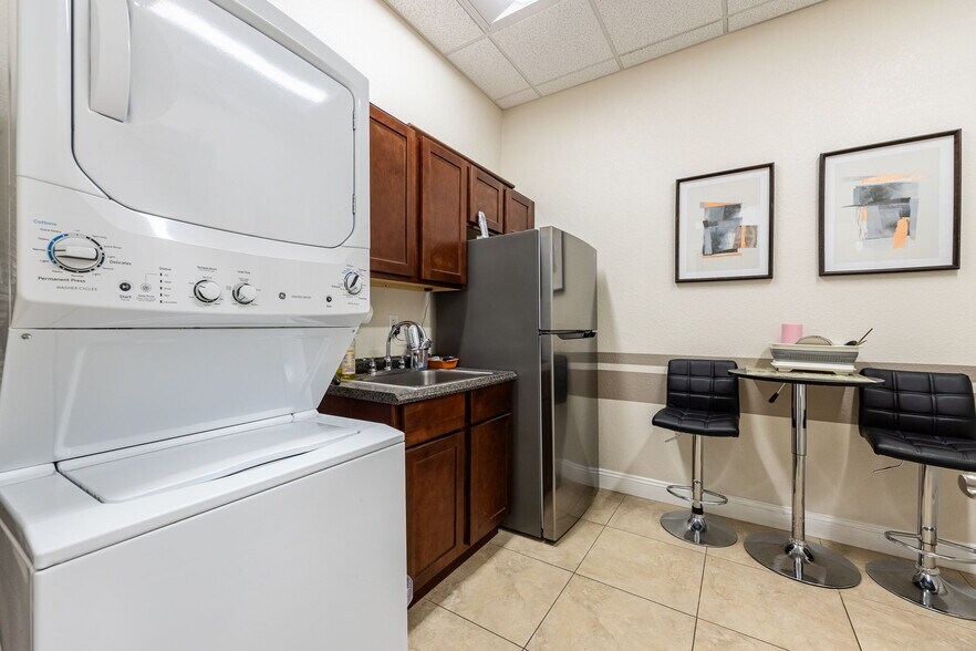 More Photos Of 4966-4968 Royal Gulf Cir, Fort Myers Medical For Sale