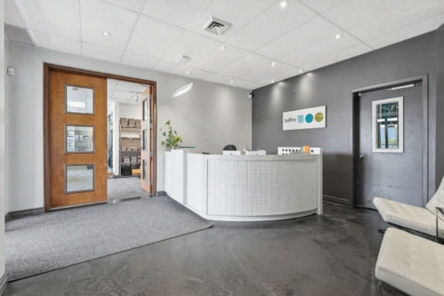 More Photos Of 8905 Boul Henri-Bourassa O, Saint-Laurent Showroom For Sale
