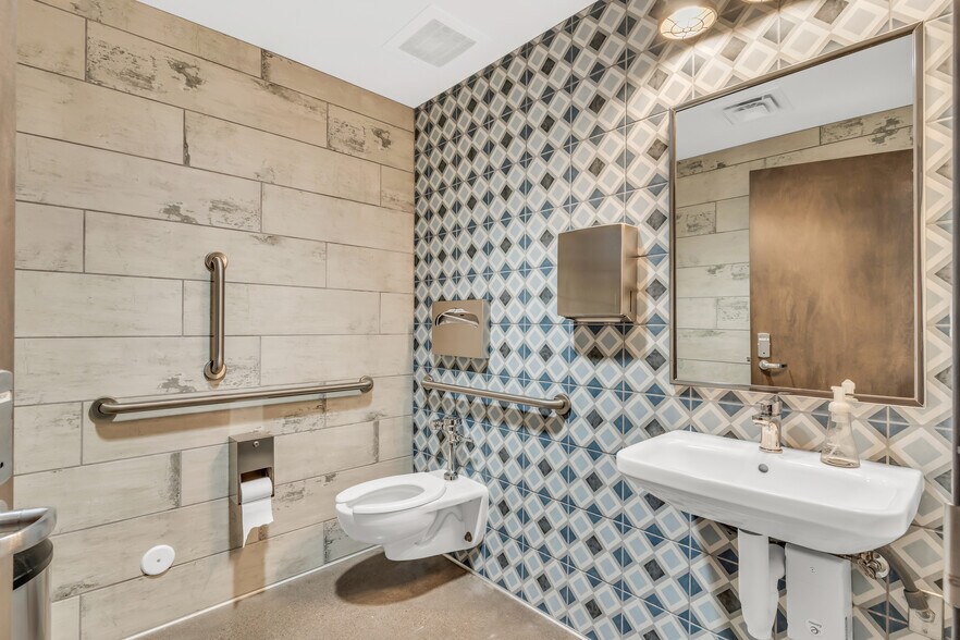 More Photos Of 15032 N 74th St, Scottsdale Showroom For Sale