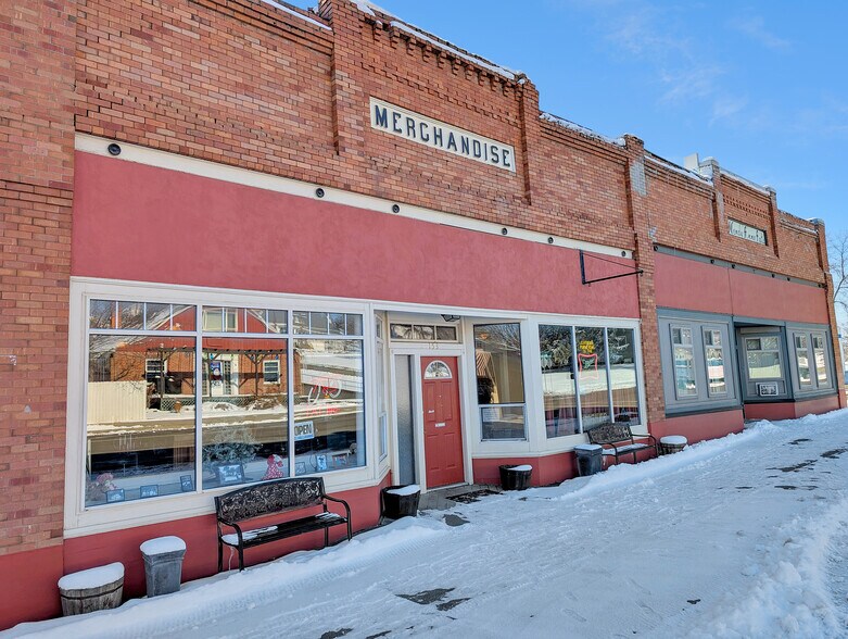 Primary Photo Of 153 W Walnut St, Genesee Restaurant For Sale