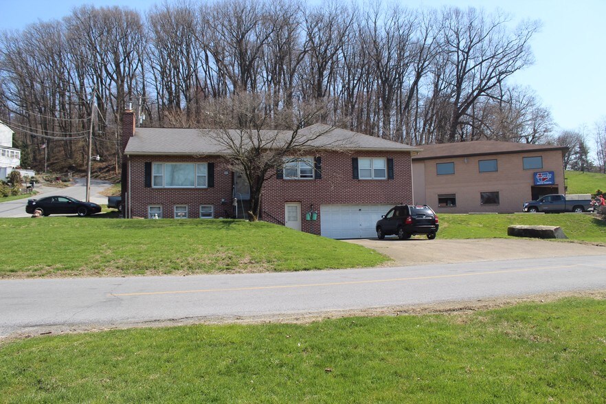 More Photos Of 935 Chestnut St, Gap Showroom For Sale