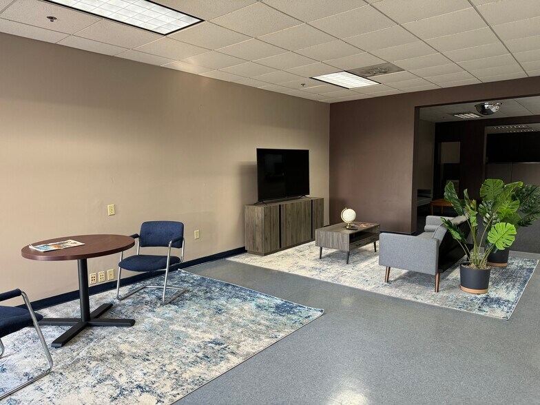 More Photos Of 800 Scott St, Wausau Light Manufacturing For Lease