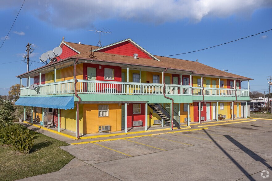 More Photos Of 928 8th Ave N, Texas City Hotel For Sale