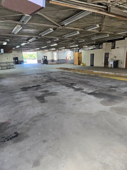 More Photos Of 121 Brooklyn Ave, Anderson Warehouse For Sale