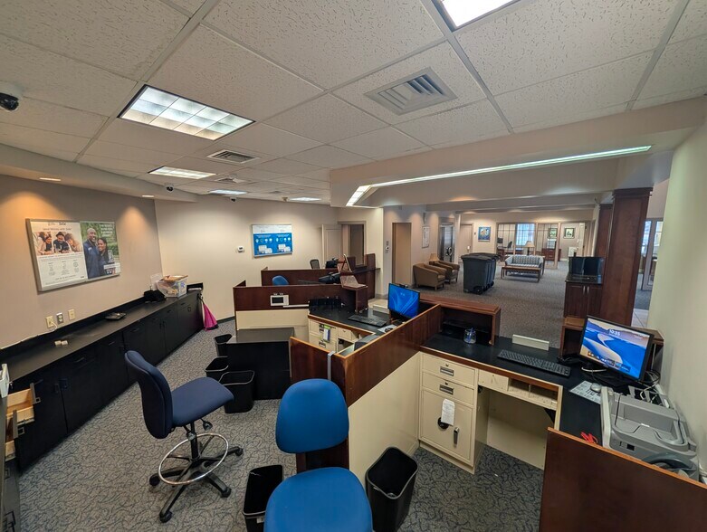 More Photos Of 201 Kiln Creek Pky, Yorktown Bank For Sale