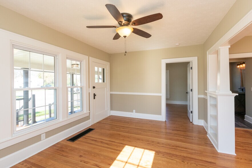 More Photos Of 422 E Main St, Brownsburg Office For Sale
