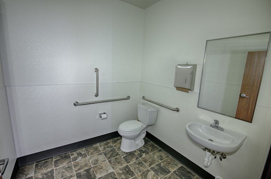 More Photos Of 1321 E Lumbermans Loop, Show Low Warehouse For Lease