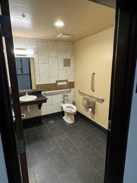 More Photos Of 4611 Nw Fruit Valley Rd, Vancouver Warehouse For Lease