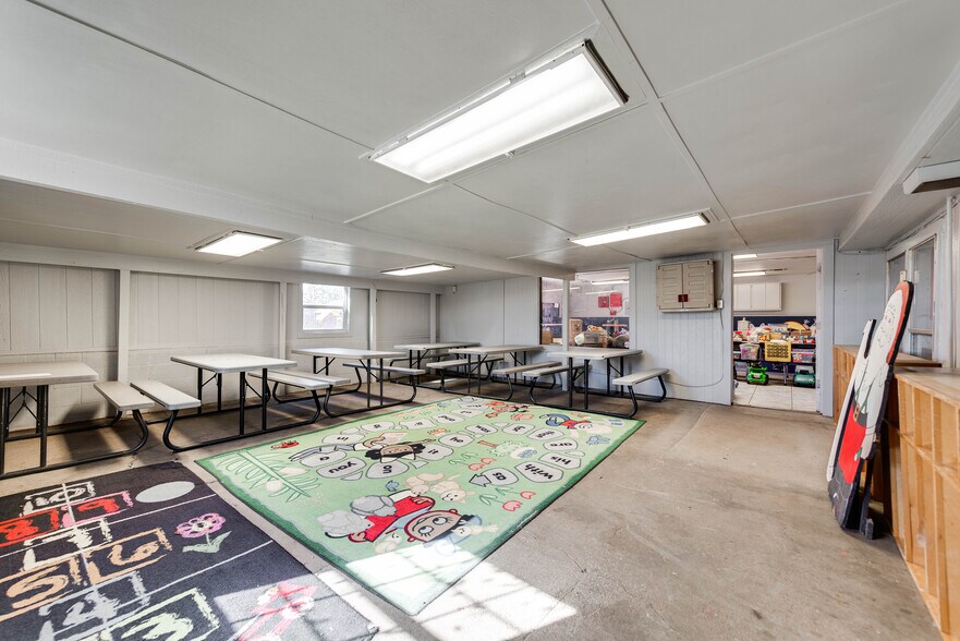 More Photos Of 1005 Austin St, Midland Storefront For Sale