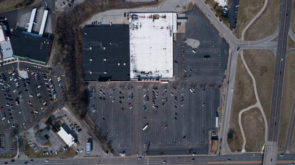 More Photos Of 7057 Chippewa St, Saint Louis General Retail For Lease