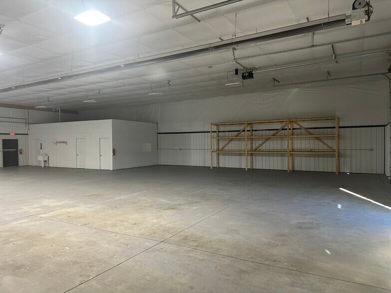 More Photos Of 711-713 Cunningham Dr, Sioux City Warehouse For Lease
