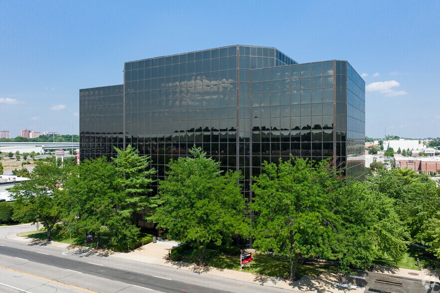More Photos Of 1600 S Brentwood Blvd, Brentwood Office For Sale