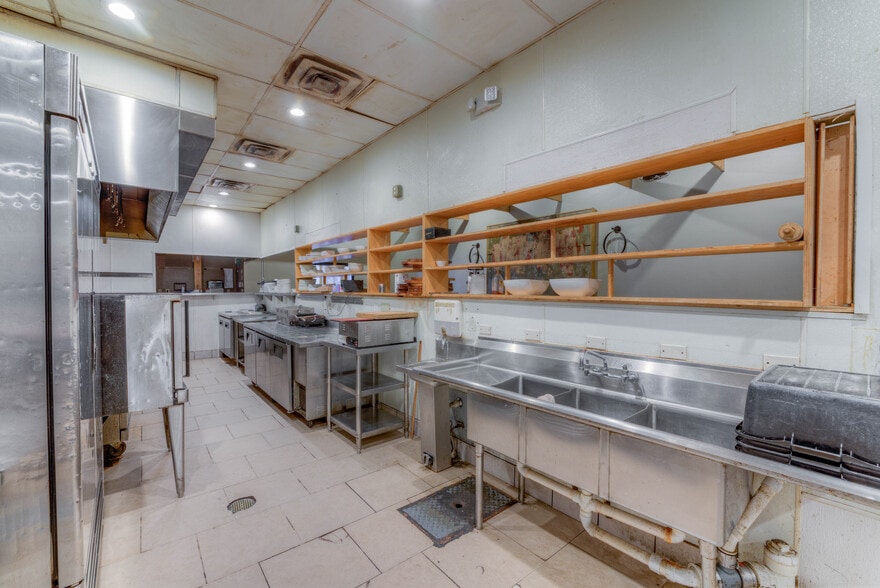 More Photos Of 940-942 S Cooper St, Memphis Storefront For Lease