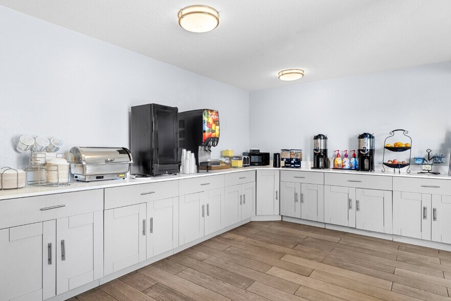 More Photos Of 2155 N 11th St, Beaumont Hotel For Sale