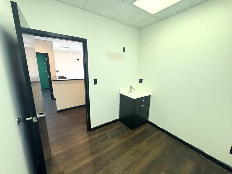 More Photos Of 816 Hempstead Tpke, Franklin Square Office For Sale
