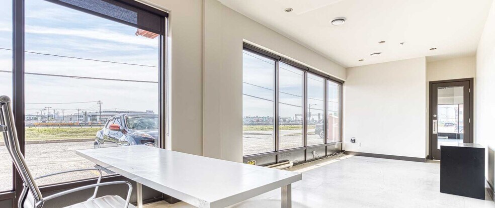 More Photos Of 670 Rue Bouvier, Québec Storefront Retail Office For Lease