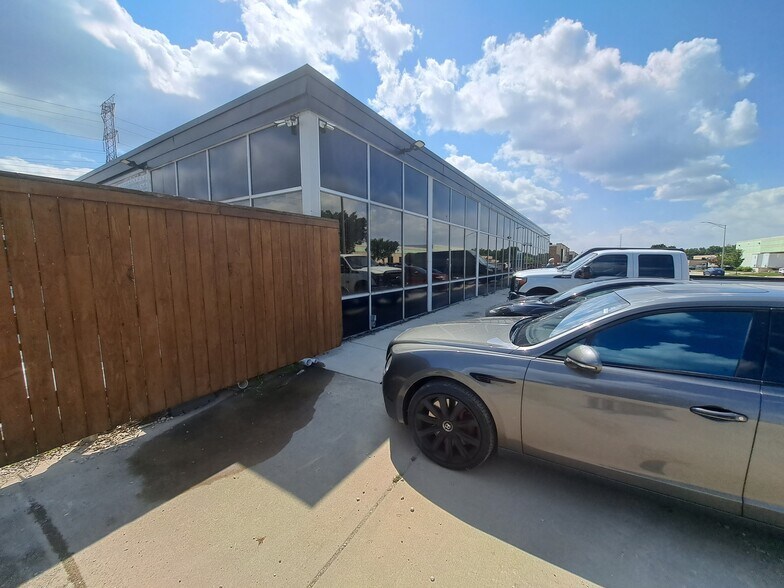 More Photos Of 625 Factory Rd, Addison Warehouse For Sale