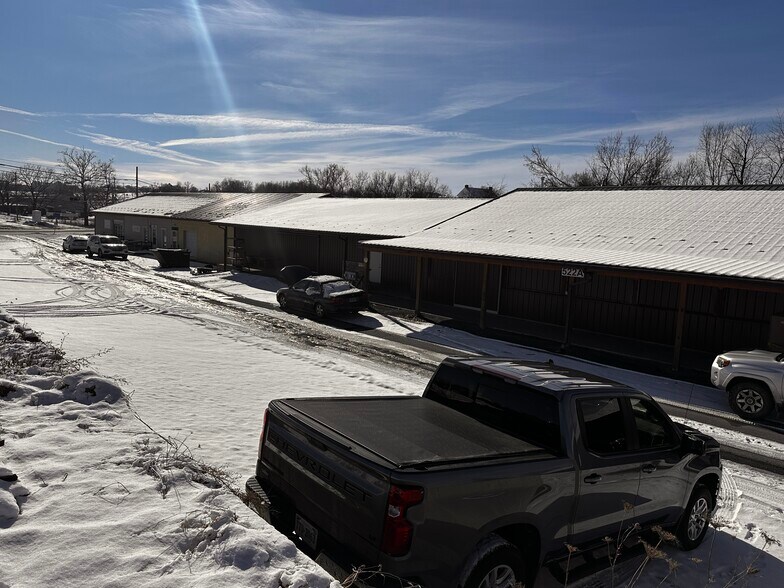 More Photos Of 522A S Main St, Broadway Flex For Sale