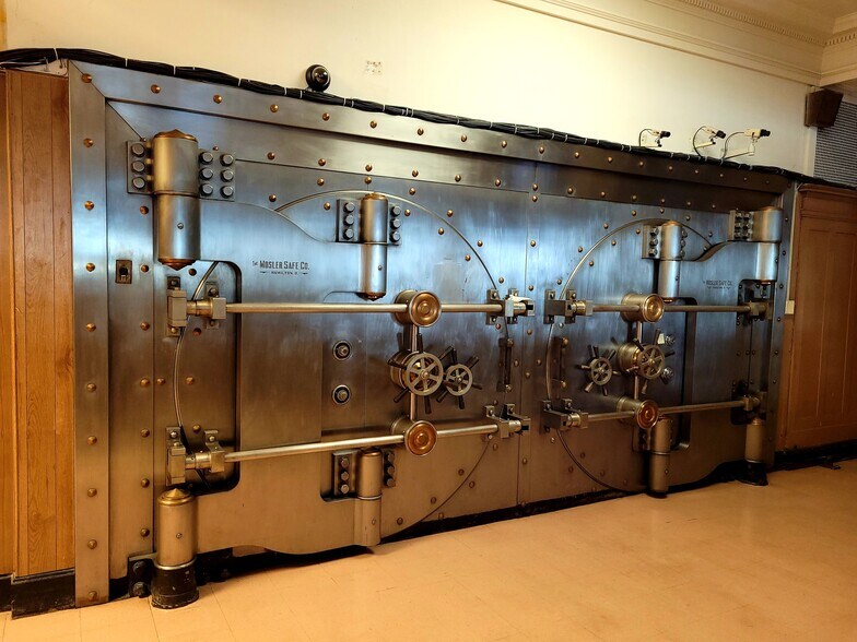 More Photos Of 1110 W 35th St, Chicago Office For Sale