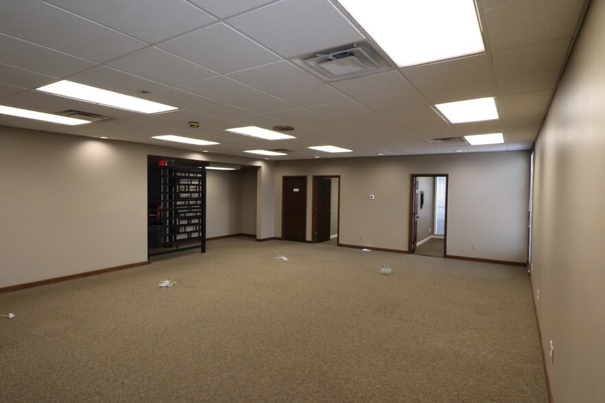 More Photos Of 2417 E Skelly Dr, Tulsa Office For Sale