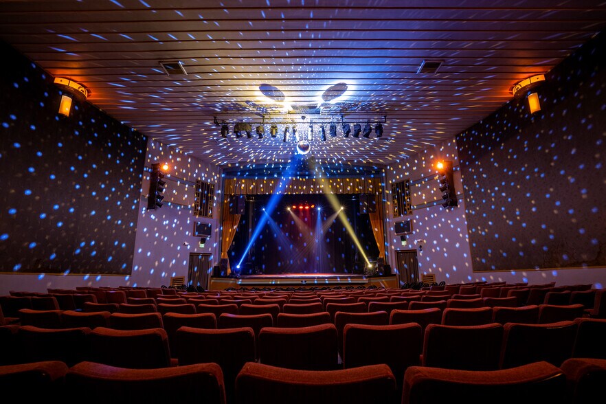 More Photos Of 143 SE H St, Grants Pass Theater Concert Hall For Sale