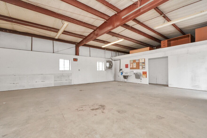 More Photos Of 1500 W Highway 6, Alvin Truck Terminal For Lease
