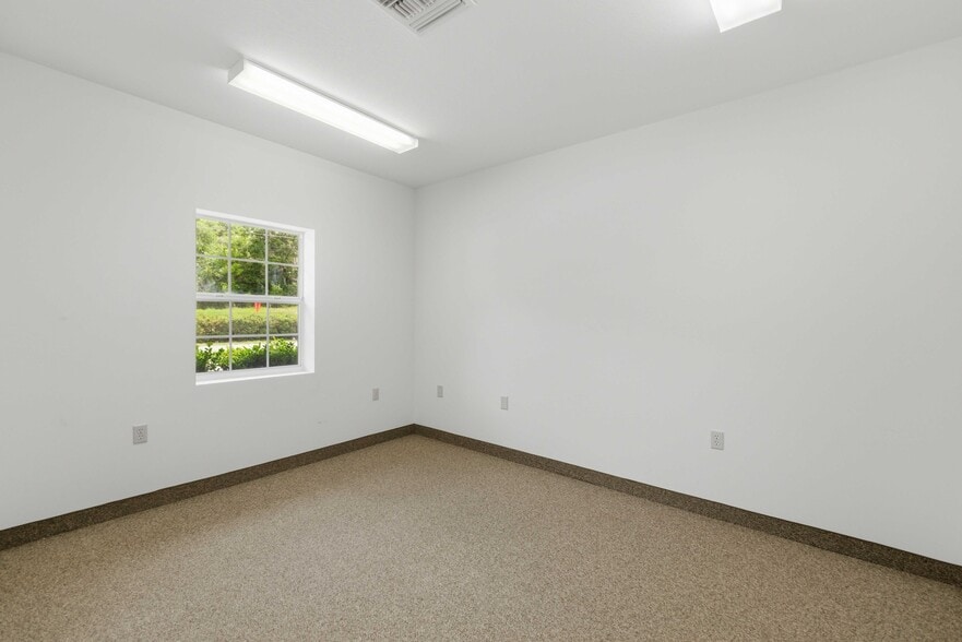 More Photos Of 4378 NE 35th St, Ocala Warehouse For Lease