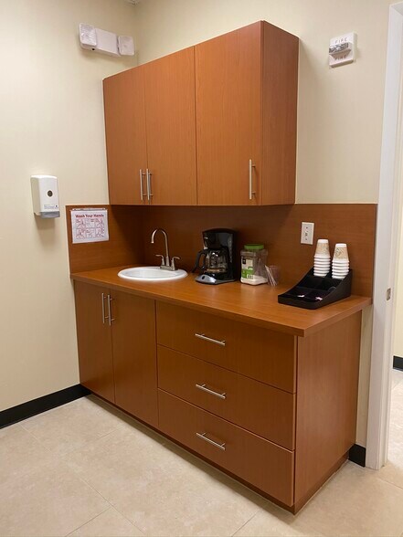 More Photos Of 925 NE 30th Ter, Homestead Medical For Lease