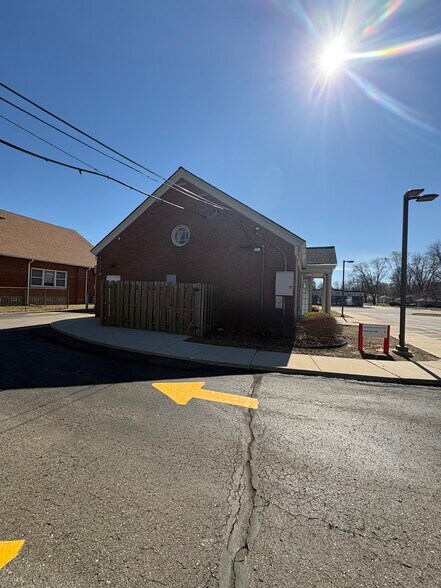 More Photos Of 23700 Goddard Rd, Taylor Bank For Lease