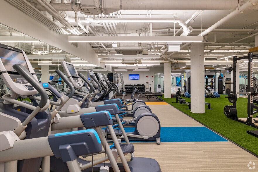 More Photos Of 401 N Michigan Ave, Chicago Office For Lease