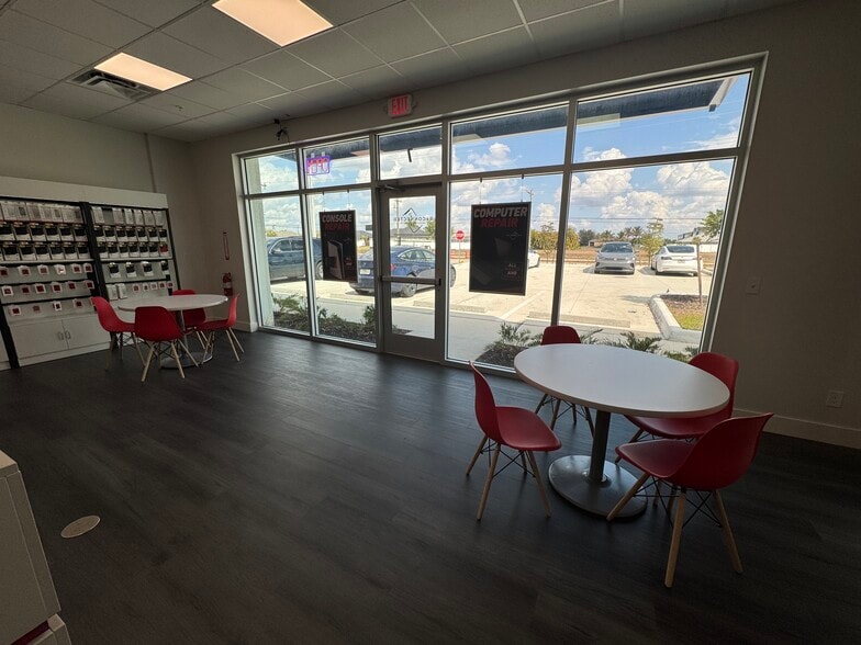 More Photos Of 122 Chiquita S Blvd, Cape Coral Freestanding For Lease