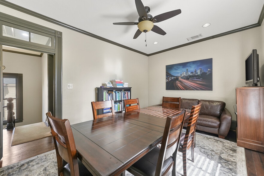 More Photos Of 112 W 4th St, Houston Office Residential For Sale