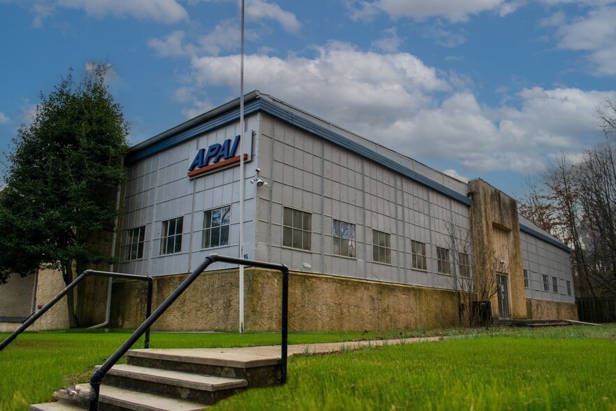 More Photos Of 15 Oscar Dr, Roosevelt Manufacturing For Sale