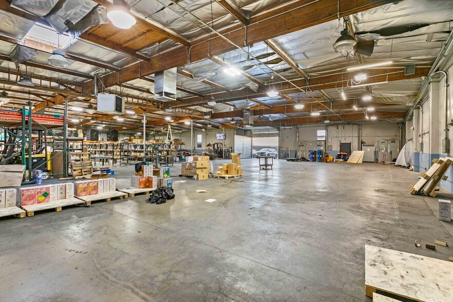 More Photos Of 9362 Eton Ave, Chatsworth Warehouse For Lease