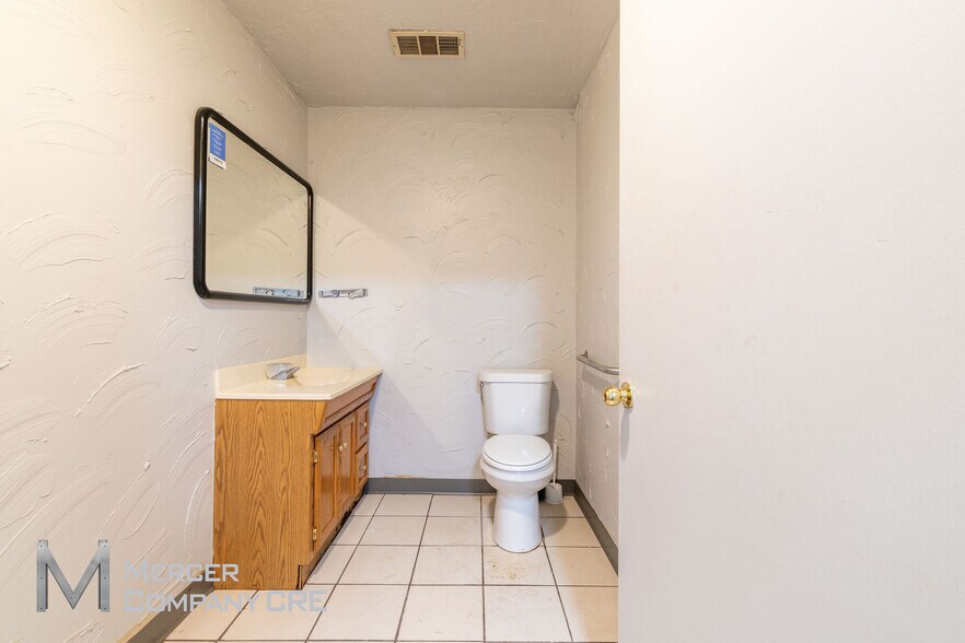 More Photos Of 717 Evergreen St, Edmond Service For Lease