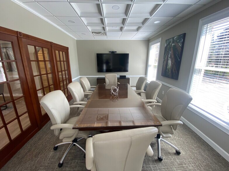 More Photos Of 590 W Crossville Rd, Roswell Coworking Space