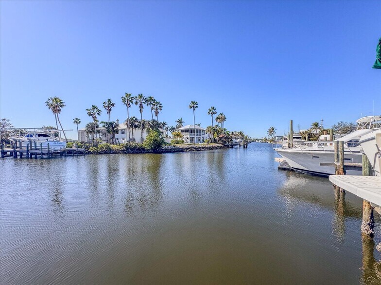 More Photos Of 17671-17681 San Carlos Blvd, Fort Myers Marina For Sale
