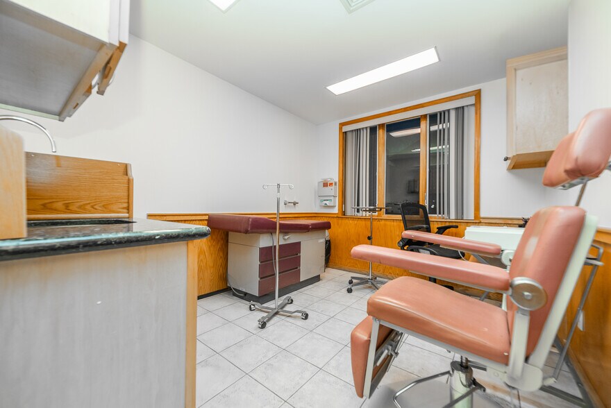 More Photos Of 1749 E 16th St, Brooklyn Storefront Retail Office For Sale