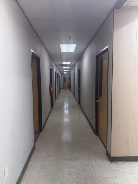 More Photos Of 915-917 Newsome St, Mount Airy Manufacturing For Lease